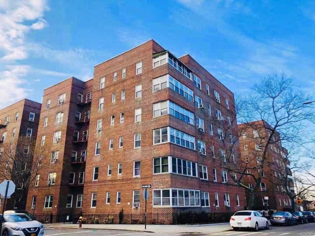 Photo of studio apartment building in Rego Park, Queens
